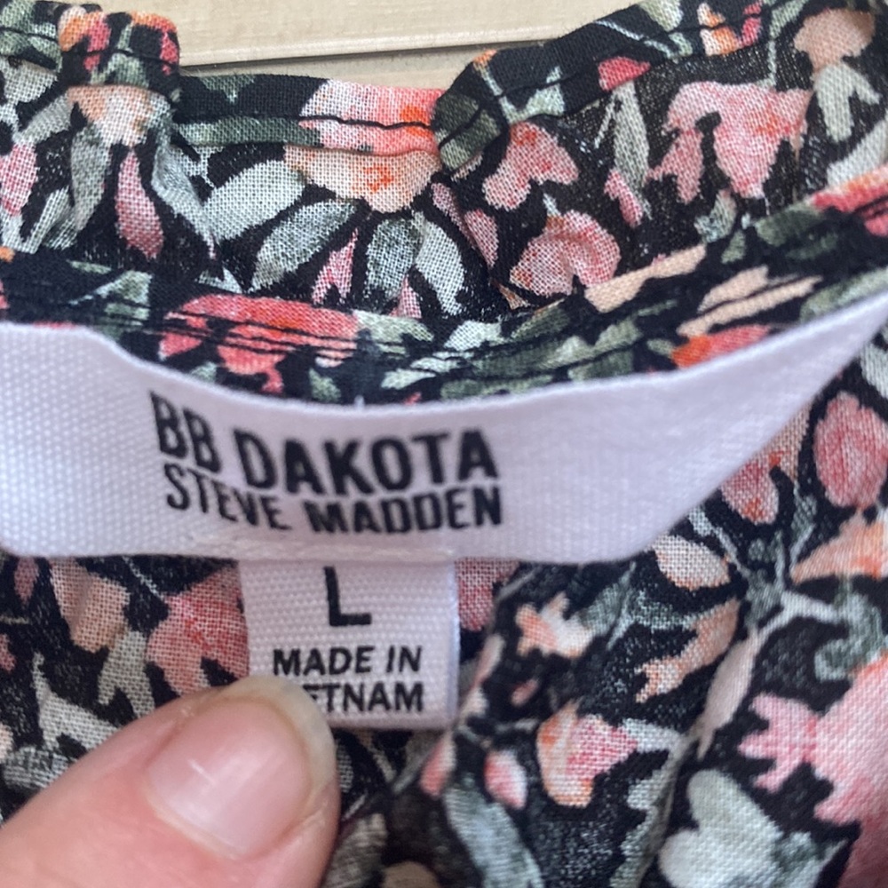 NWOT BB Dakota Steve Madden Women L Floral Blouse. Ruffles on sleeves and neck. - Picture 10 of 11
